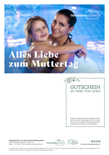 Mutter mit Kind schwimmend