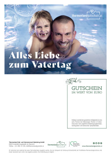 Vater mit Kind im Wasser schwimmend