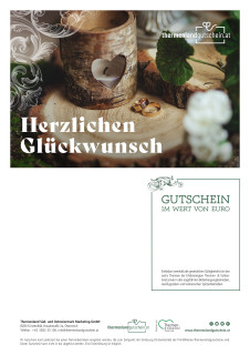 Ringe auf einem Baumstamm neben Holzherz